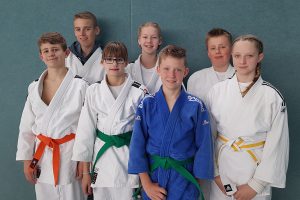 Tilo Köster, Joel Sauerwald, Laura Albers, Luca Klein, Nikita Schulz, Timon Timmermann und Constance Schulz (v.l.) bei den Bezirksmeisterschaften der u15 in Leer. Foto: Blau-Weiss Hollage