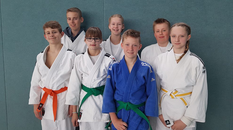 Tilo Köster, Joel Sauerwald, Laura Albers, Luca Klein, Nikita Schulz, Timon Timmermann und Constance Schulz (v.l.) bei den Bezirksmeisterschaften der u15 in Leer. Foto: Blau-Weiss Hollage