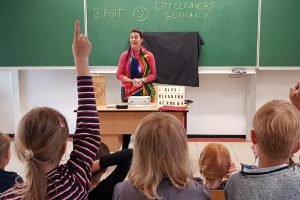 „Plastikkunde“ an der Erich-Kästner-Schule von der ehrenamtlichen Initiative „City Cleaners Germany“ aus Wallenhorst. Foto: City Cleaners Germany