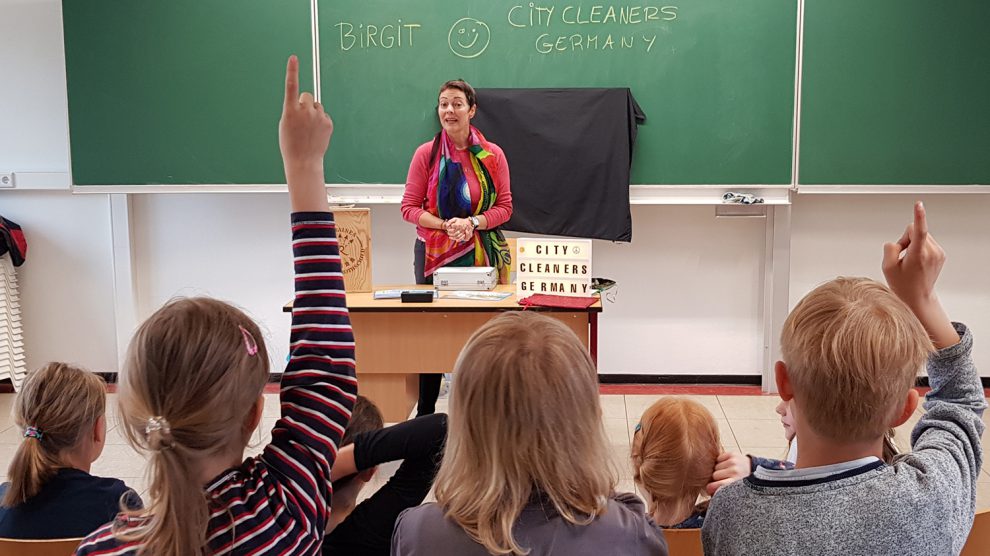 „Plastikkunde“ an der Erich-Kästner-Schule von der ehrenamtlichen Initiative „City Cleaners Germany“ aus Wallenhorst. Foto: City Cleaners Germany