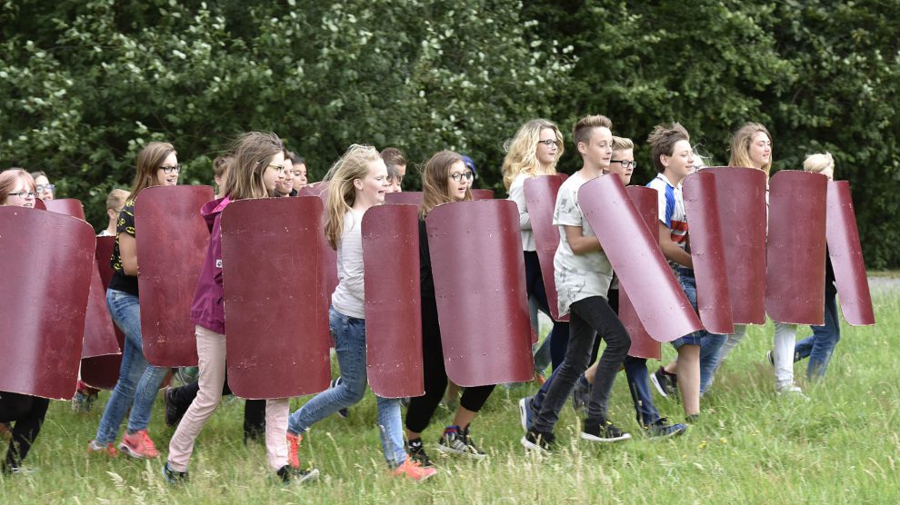 Viele spannende Angebote warten auf die Ferienkinder. Sie können unter anderem einen Tag als Legionär im Museum und Park Kalkriese erleben. Foto: Varusschlacht im Osnabrücker Land GmbH