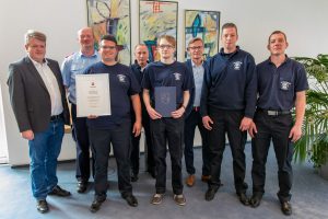 Verleihung der Urkunde des Landes Niedersachsen (von links): Dr. Dennis Schratz (Stellvertretender Ausschussvorsitzender), Dieter Bockgrawe (Ortsbrandmeister FF Wallenhorst), Matthias Meyer, Ortsbrandmeister Ansgar Osterbrink, Daniel Lahrmann, Bürgermeister Otto Steinkamp, Christian Skiba und Markus Vennemann. Bei der Verleihung nicht anwesend: Gabriel Menke. Foto: André Thöle