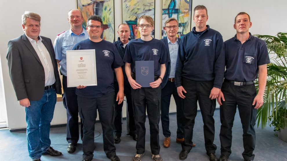 Verleihung der Urkunde des Landes Niedersachsen (von links): Dr. Dennis Schratz (Stellvertretender Ausschussvorsitzender), Dieter Bockgrawe (Ortsbrandmeister FF Wallenhorst), Matthias Meyer, Ortsbrandmeister Ansgar Osterbrink, Daniel Lahrmann, Bürgermeister Otto Steinkamp, Christian Skiba und Markus Vennemann. Bei der Verleihung nicht anwesend: Gabriel Menke. Foto: André Thöle