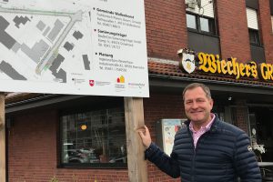 Der Wallenhorster SPD-Landtagsabgeordnete Guido Pott am Drosselweg. Mit den Fördergeldern wird unter anderem der Ausbau der Franksmannstraße und des Drosselweges finanziell unterstützt. Foto: Büro Guido Pott