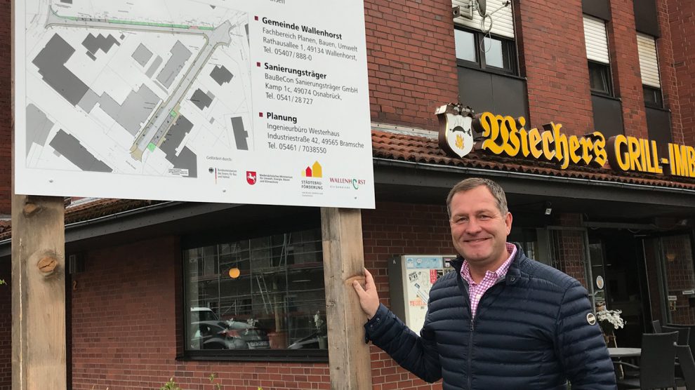 Der Wallenhorster SPD-Landtagsabgeordnete Guido Pott am Drosselweg. Mit den Fördergeldern wird unter anderem der Ausbau der Franksmannstraße und des Drosselweges finanziell unterstützt. Foto: Büro Guido Pott