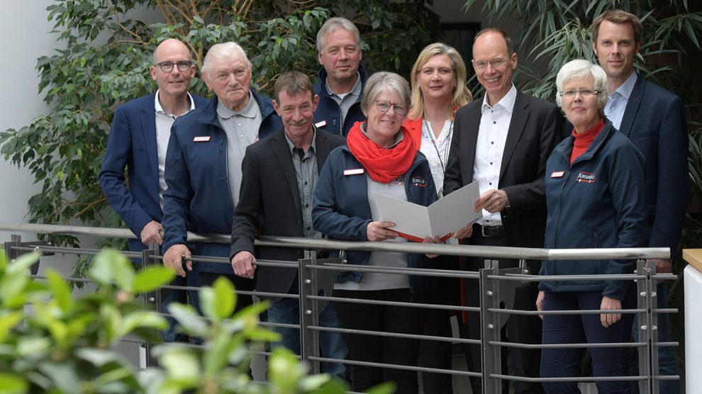 Der Bürgerbus zwischen Wallenhorst und Wersen kann starten. Über den Bewilligungsbescheid freuten sich jetzt im Rathaus Wallenhorst Vertreter der beteiligten Behörden und Kommunen sowie des Vereins, die den Bus initiiert hatten. Foto: Landkreis Osnabrück / Hermann Pentermann