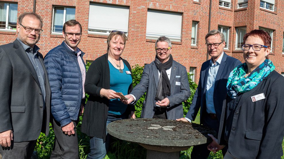 Spendenübergabe zugunsten der 72-Stunden-Aktion (von links): Wirtschaftsförderer Frank Jansing, Stefan Ludwig (Wir für Wallenhorst), Bernhild Diekriede, Hans-Jürgen Klumpe (Wir für Wallenhorst), Bürgermeister Otto Steinkamp und Beate Dasenbrock (St. Josefshaus). Foto: Gemeinde Wallenhorst / Thomas Remme