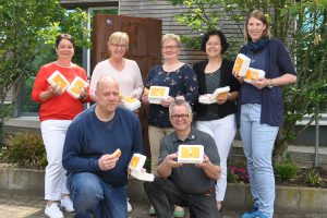 Eine helfende Walli-und-Horst-Brotdose für jedes Vorschulkinder überreichte Hans-Jürgen Klumpe (re., Wir für Wallenhorst) an die Kindergartenleiterinnen Pia Pryklenk (St.Marien Rulle), Angelika Uhlen (St. Stephanus Hollage), Petra Heideker (St. Johannis Hollage), Monika Thünker (St. Franziskus Lechtingen), Britta Bobeth (St. Johannes Rulle) und Markus Maus (St. Raphael Wallenhorst). Es fehlen die Kindergartenleiterinnen Britta Finke (Andreas-Kindergarten Wallenhorst) und Bärbel Harder (Regenbogen-Kindergarten Lechtingen). Foto: WfW / Rene Sutthoff