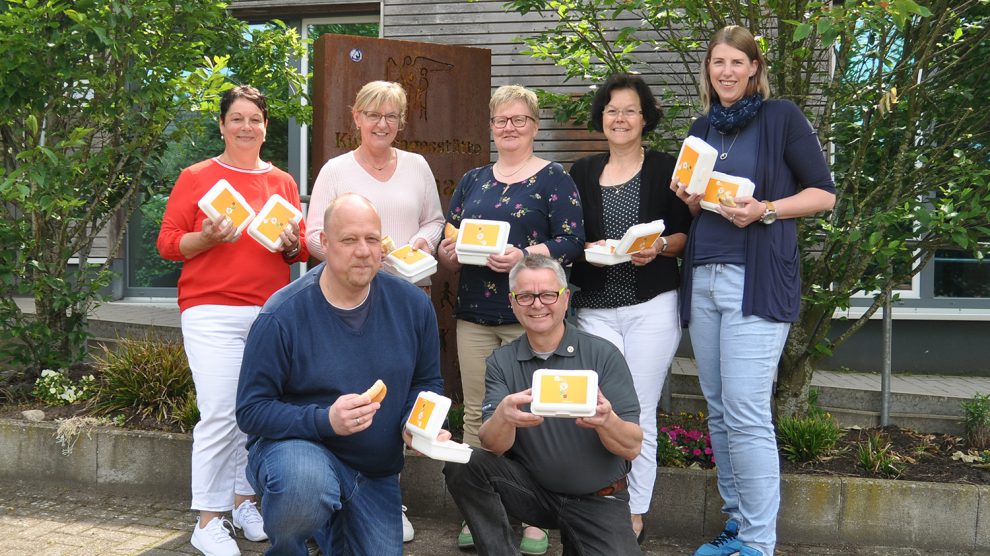 Eine helfende Walli-und-Horst-Brotdose für jedes Vorschulkinder überreichte Hans-Jürgen Klumpe (re., Wir für Wallenhorst) an die Kindergartenleiterinnen Pia Pryklenk (St.Marien Rulle), Angelika Uhlen (St. Stephanus Hollage), Petra Heideker (St. Johannis Hollage), Monika Thünker (St. Franziskus Lechtingen), Britta Bobeth (St. Johannes Rulle) und Markus Maus (St. Raphael Wallenhorst). Es fehlen die Kindergartenleiterinnen Britta Finke (Andreas-Kindergarten Wallenhorst) und Bärbel Harder (Regenbogen-Kindergarten Lechtingen). Foto: WfW / Rene Sutthoff