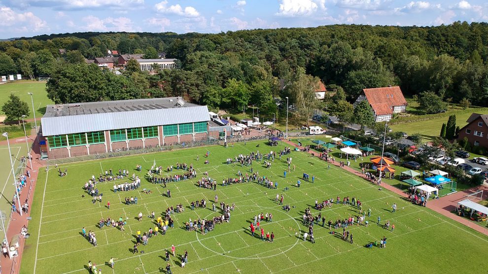 Auf dem Sportplatz an der Uhlandstraße spielen Kinder- und Erwachsenenteams den Meister des Kubb aus. Foto: Volker Holtmeyer