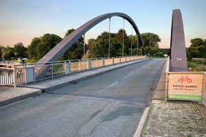 Radfahrer sollen absteigen und auf der Brückenkappe die Kanalbrücke überqueren. Foto: Volker Holtmeyer