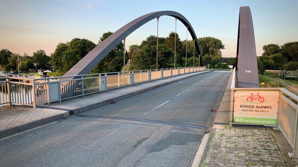 Radfahrer sollen absteigen und auf der Brückenkappe die Kanalbrücke überqueren. Foto: Volker Holtmeyer