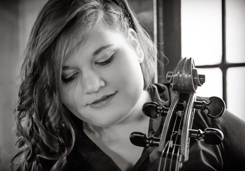 Die Nachwuchscellistin Sophie-Charlotte aus Georgsmarienhütte kommt ins Ruller Haus. Foto: T. Rees