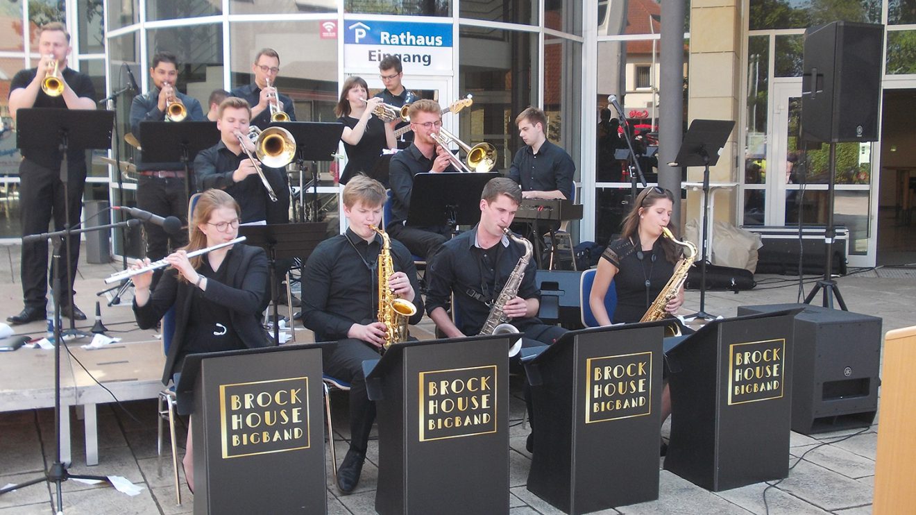 Die Brockhouse Big Band erfreute alle Gäste vor dem Rathaus mit toller Musik. Foto: D. Hoffmann