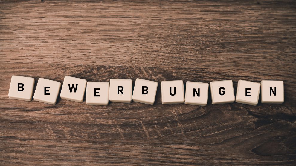 Ein kostenloser Bewerbungsmappen-Check stehen am Infotag zur Verfügung, ein Vortrag über wirkungsvolles Selbstmarketing und vieles mehr. Symbolfoto: Pixabay / NeiFo