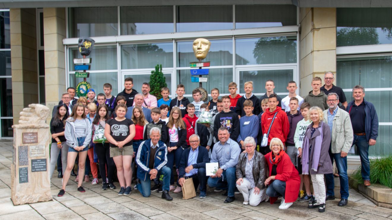 Gruppenfoto vor dem Wallenhorster Rathaus. Foto: Gemeinde Wallenhorst / André Thöle