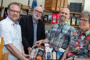 Die Arbeitsgruppe Fairtrade Wallenhorst in der Eine-Welt-Ecke der Pfarrbücherei St. Alexander (von links): Frank Jansing, Dr. Arnulf Nüßlein, Pastor Friedemann Keller und Elisabeth Brüggemann. Foto: Gemeinde Wallenhorst / Thomas Remme