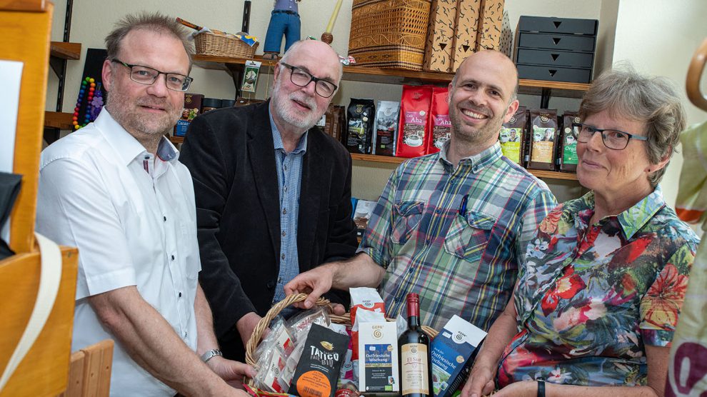 Die Arbeitsgruppe Fairtrade Wallenhorst in der Eine-Welt-Ecke der Pfarrbücherei St. Alexander (von links): Frank Jansing, Dr. Arnulf Nüßlein, Pastor Friedemann Keller und Elisabeth Brüggemann. Foto: Gemeinde Wallenhorst / Thomas Remme