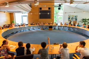 Die Schülerinnen und Schüler diskutieren im Ratssaal den Verkauf ihres Schulhofes. Foto: Gemeinde Wallenhorst / André Thöle