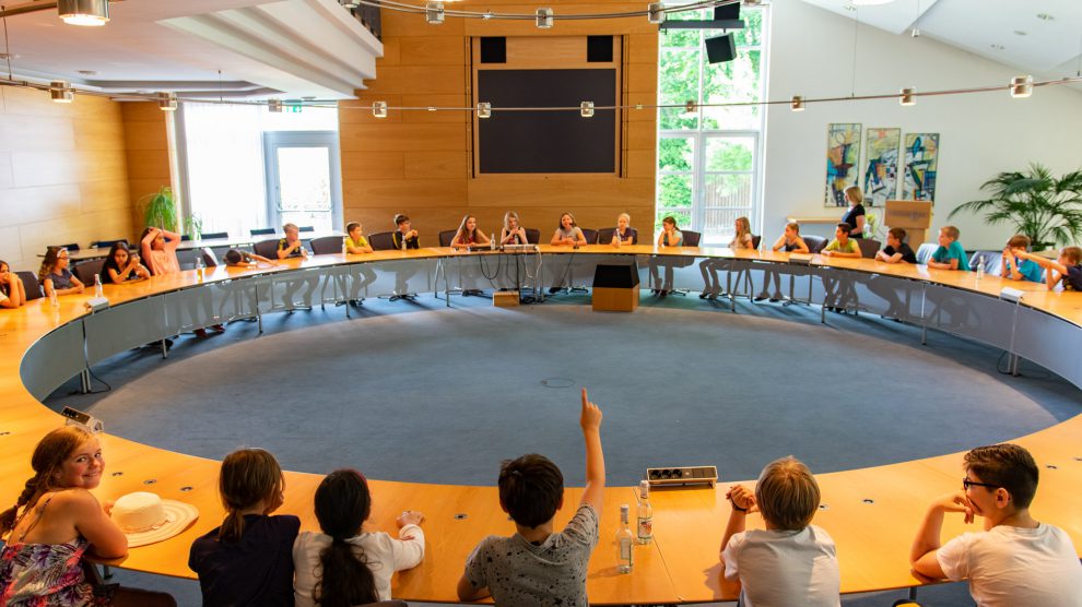 Die Schülerinnen und Schüler diskutieren im Ratssaal den Verkauf ihres Schulhofes. Foto: Gemeinde Wallenhorst / André Thöle