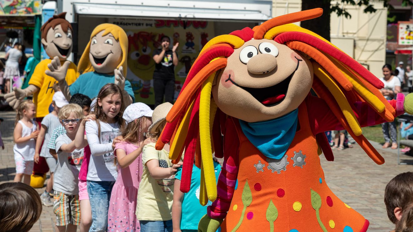 Polonaise mit der „Bummelfee“ zur Klib-Eröffnung. Foto: Gemeinde Wallenhorst / Thomas Remme