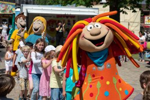 Polonaise mit der „Bummelfee“ zur Klib-Eröffnung. Foto: Gemeinde Wallenhorst / Thomas Remme