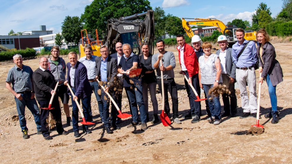 Großes Aufgebot für kleine Kinder: Beim ersten Spatenstich für die Krippe St. Anna waren neben Pfarrer Dietmar Schöneich (2. von links) und Bürgermeister Otto Steinkamp (6. von links) Vertreter der planenden und ausführenden Unternehmen sowie von Rat und Verwaltung im Einsatz. Foto: Gemeinde Wallenhorst / André Thöle