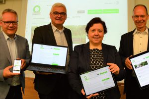 Präsentieren das neue Serviceportal (von links): Abteilungsleiter Stefan Albers, Melles Bürgermeister Reinhard Scholz (Sprecher der Bürgermeisterkonferenz), Erste Kreisrätin Bärbel Rosensträter und Landrat Michael Lübbersmann. Foto: Landkreis Osnabrück/Henning Müller-Detert