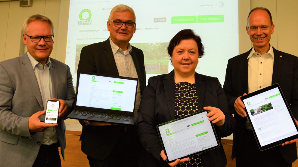 Präsentieren das neue Serviceportal (von links): Abteilungsleiter Stefan Albers, Melles Bürgermeister Reinhard Scholz (Sprecher der Bürgermeisterkonferenz), Erste Kreisrätin Bärbel Rosensträter und Landrat Michael Lübbersmann. Foto: Landkreis Osnabrück/Henning Müller-Detert