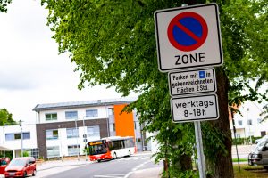 Im Ortskern von Rulle ist das Parken nur innerhalb der gekennzeichneten Flächen gestattet. Werktags von 8 bis 18 Uhr gilt eine Parkscheibenregelung für zwei Stunden. Foto: Gemeinde Wallenhorst