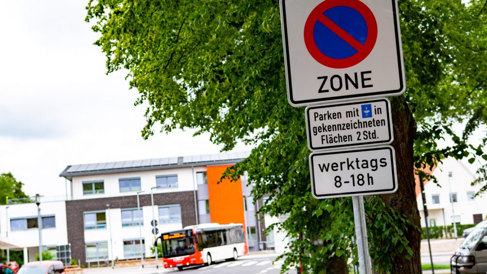 Im Ortskern von Rulle ist das Parken nur innerhalb der gekennzeichneten Flächen gestattet. Werktags von 8 bis 18 Uhr gilt eine Parkscheibenregelung für zwei Stunden. Foto: Gemeinde Wallenhorst