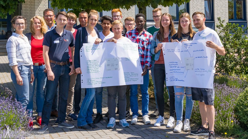 Die Azubis der Firma EAT Elektrotechnik aus Wallenhorst mit MaßArbeit-Vorstand Lars Hellmers (3.v.l.) sowie Magdalena Brosda (links) und Kerstin Hüls (7.v.l.) von der Servicestelle Schule-Wirtschaft der MaßArbeit. Foto: MaßArbeit / André Havergo