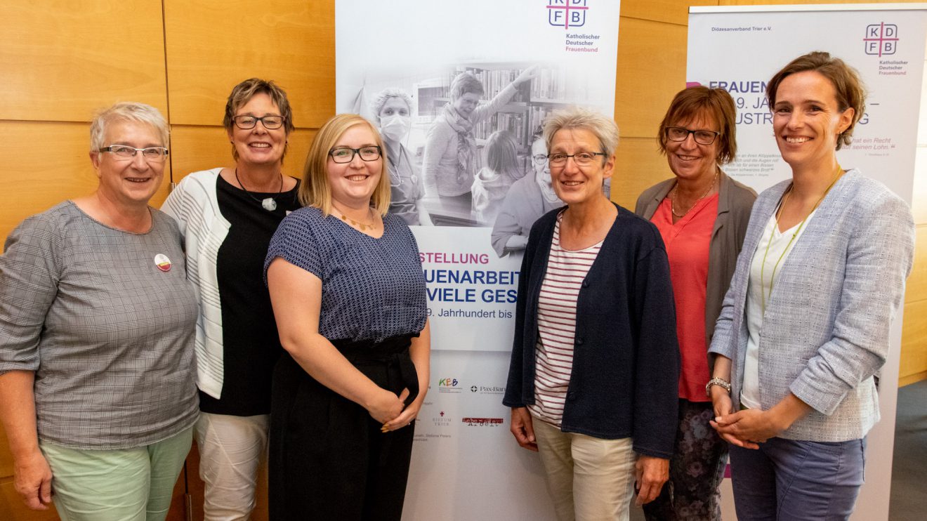 Die Organisatorinnen der Ausstellung (von links): Sigrid Egbers, Kornelia Böert, Tatjana Mick, Maria Stuckenberg, Regina Bien, Stefanie Meier-Pohlmann. Foto: Gemeinde Wallenhorst / André Thöle