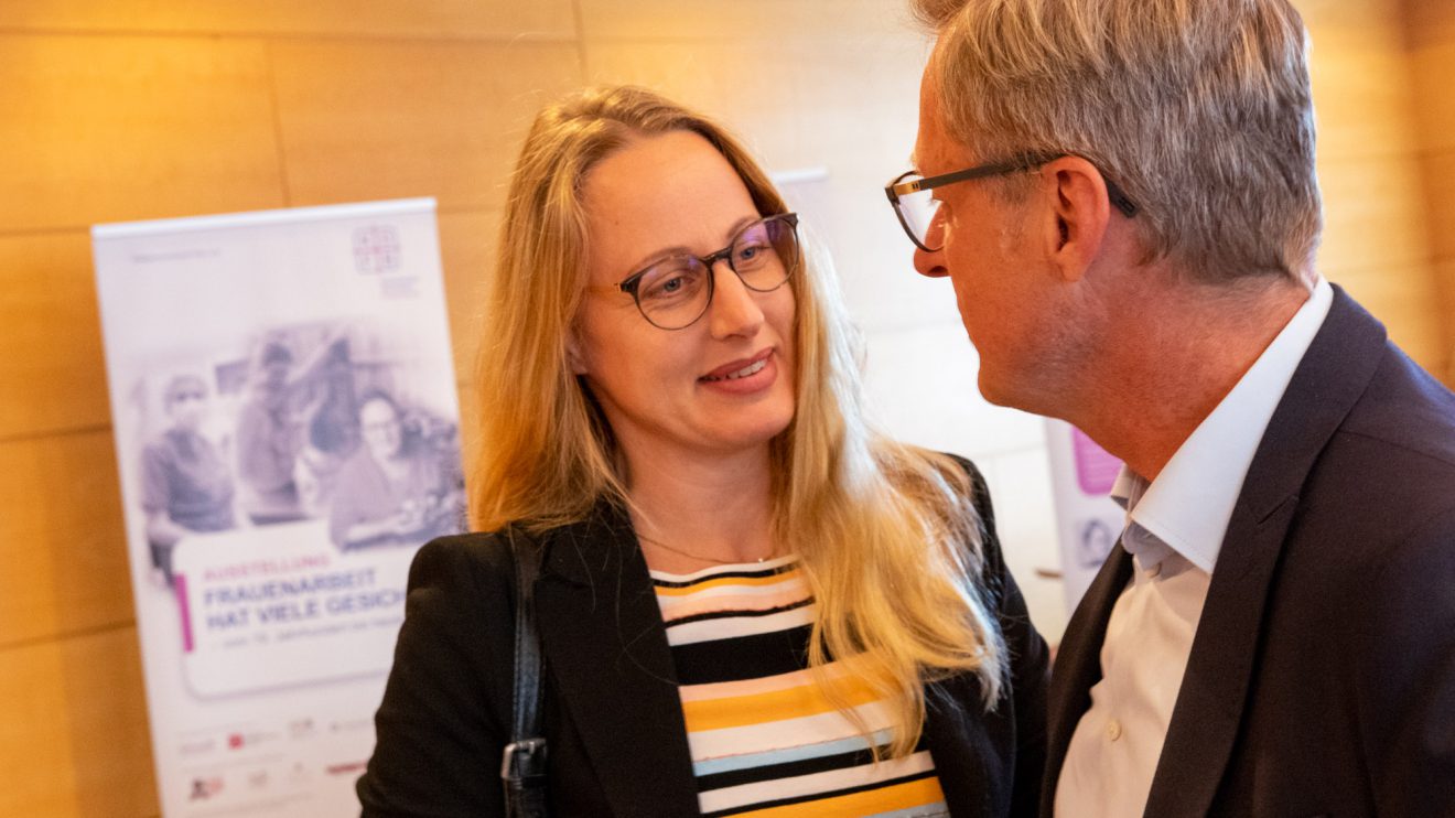 Anna Kebschull, hier im Gespräch mit Bürgermeister Otto Steinkamp, kam als Gast zur Ausstellungseröffnung. Foto: Gemeinde Wallenhorst / André Thöle