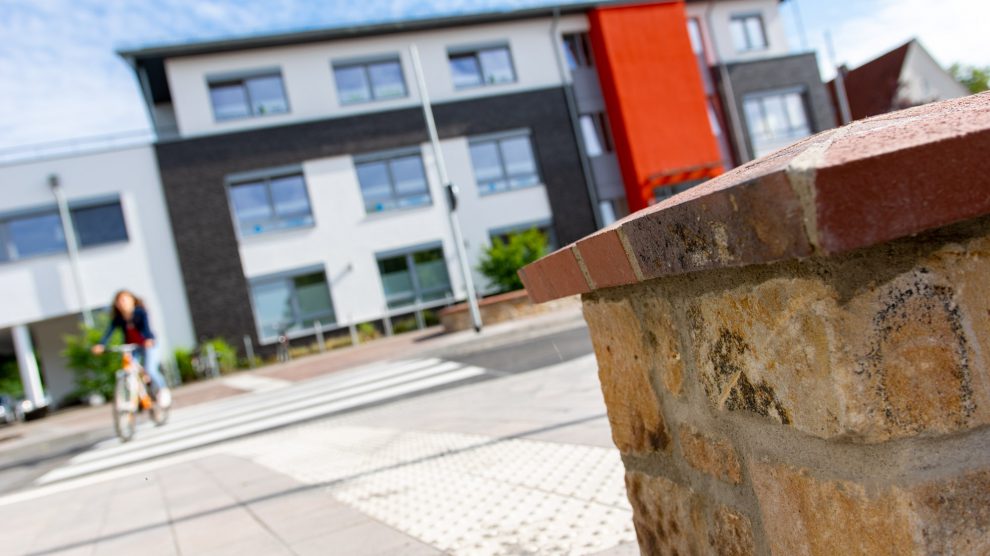 Die Bauarbeiten vor dem Ruller Ärztehaus sind soweit abgeschlossen, dass der Bereich für den Verkehr freigegeben ist. Foto: Gemeinde Wallenhorst / André Thöle