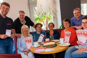 Laden zur „Kaffeezeit“ in der VarusRegion ein (von links): Bäckereiinhaber Jörg Berelsmann und die Tourismusfachleute Dirk Meyer, Anette Lange, Christiane Wagner, Maike Schlichting, Annette Ludzay, Frank Jansing und Luisa Korte. Foto: André Thöle