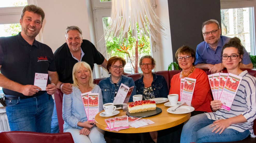 Laden zur „Kaffeezeit“ in der VarusRegion ein (von links): Bäckereiinhaber Jörg Berelsmann und die Tourismusfachleute Dirk Meyer, Anette Lange, Christiane Wagner, Maike Schlichting, Annette Ludzay, Frank Jansing und Luisa Korte. Foto: André Thöle