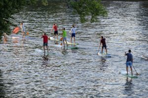 Im Rahmen des Pfarrgemeindefestes lädt die Kolpingsfamilie Hollage zum Stand Up Paddling auf dem Stichkanal ein. Symbolfoto: Pixabay / Bru-nO