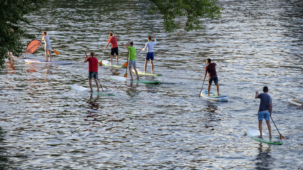 Im Rahmen des Pfarrgemeindefestes lädt die Kolpingsfamilie Hollage zum Stand Up Paddling auf dem Stichkanal ein. Symbolfoto: Pixabay / Bru-nO