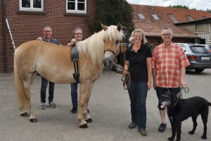 Thomas Jasper und Holger Brünink (links) mit Daniela Kray und Hans-Jürgen Klumpe bei der Übergabe eines stabilen Haltegurts für die Reittherapie. Foto: Wir für Wallenhorst