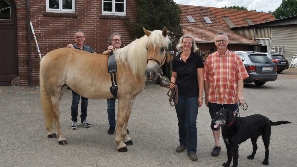 Thomas Jasper und Holger Brünink (links) mit Daniela Kray und Hans-Jürgen Klumpe bei der Übergabe eines stabilen Haltegurts für die Reittherapie. Foto: Wir für Wallenhorst