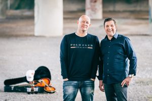Gunnar Meemken und Stephan Rehse sind „Two gathered“ und sind am Freitag mit Unplugged-Musik bei den Musik- und Weintagen in Rulle dabei. Foto: Henry Smits-Bode