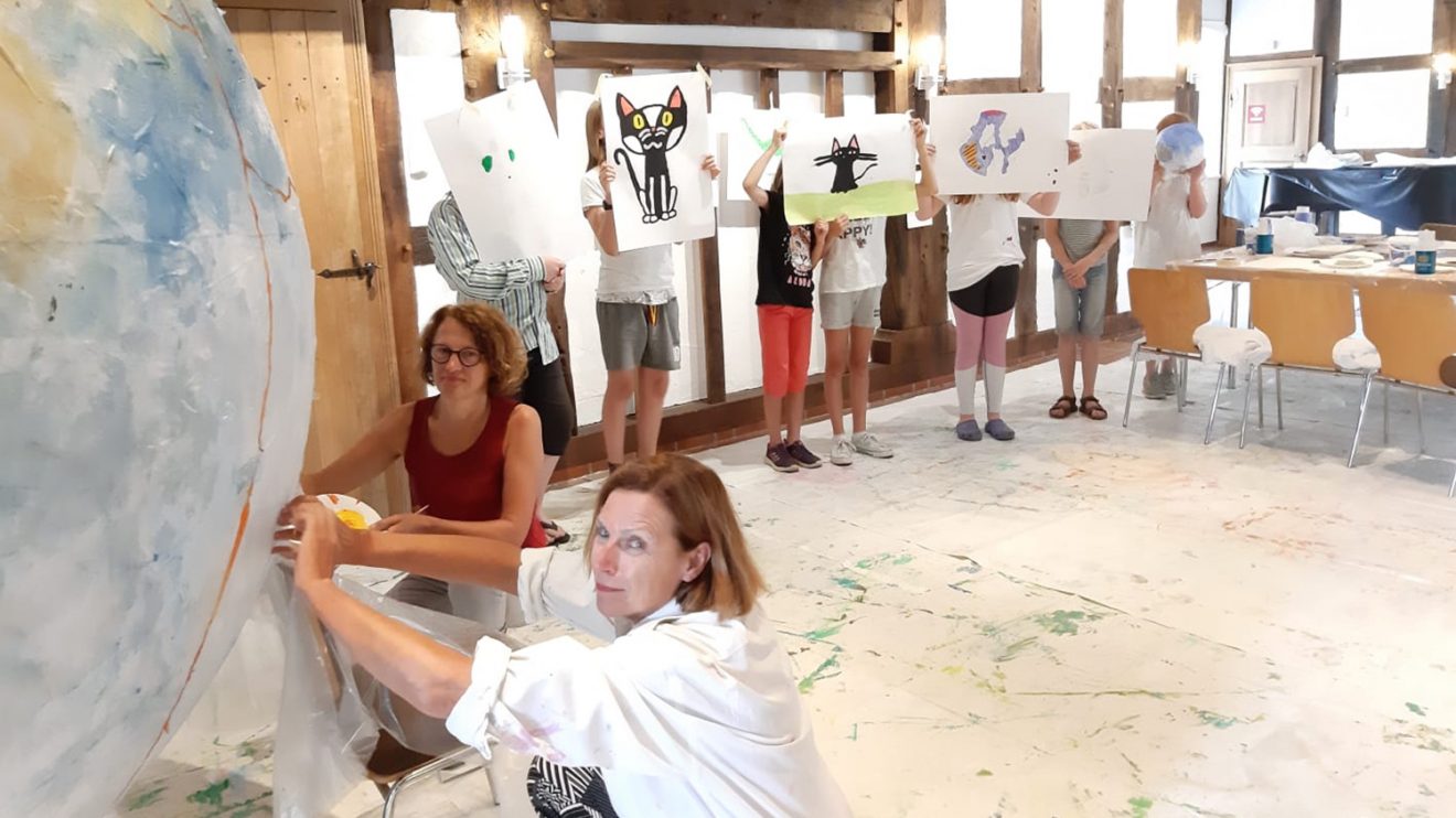 Gemeinsam mit den Kunstpädagoginnen Monika Witte und Birgit Kannengießer haben Ferienspaßkinder eine große Kugel gestaltet. Foto: Lumme