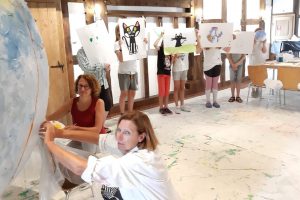 Gemeinsam mit den Kunstpädagoginnen Monika Witte und Birgit Kannengießer haben Ferienspaßkinder eine große Kugel gestaltet. Foto: Lumme