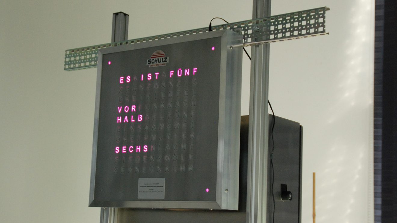 Die neue Wortuhr, die in dem Projekt mit der Alexanderschule Wallenhorst entstanden ist. Foto: Ursachenstiftung Osnabrück