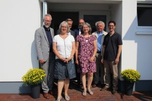 Superintendent Dr. Jeska, Antje Marotz, Bürgermeister Steinkamp, Rüdiger Mittmann, Bärbel Harder, Architekt Riepenhoff, Pastor Meyer-Stiens. Foto: Petra Jeska