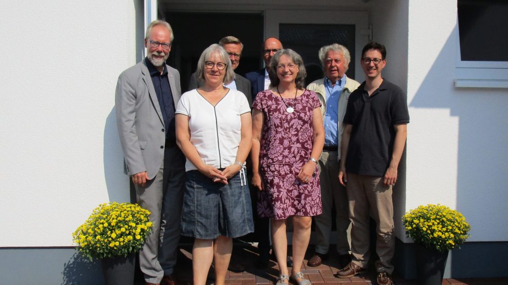 Superintendent Dr. Jeska, Antje Marotz, Bürgermeister Steinkamp, Rüdiger Mittmann, Bärbel Harder, Architekt Riepenhoff, Pastor Meyer-Stiens. Foto: Petra Jeska