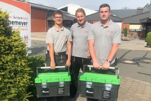 Zum Start überreichte Dachdeckermeister Benjamin Lüdeke (m.) den beiden neuen Hörnschemeyer-Azubis Patrick Schwalenberg (l.) und Lukas Lange (r.) einen hochwertigen Werkzeugkoffer. Foto: Stefan Ast