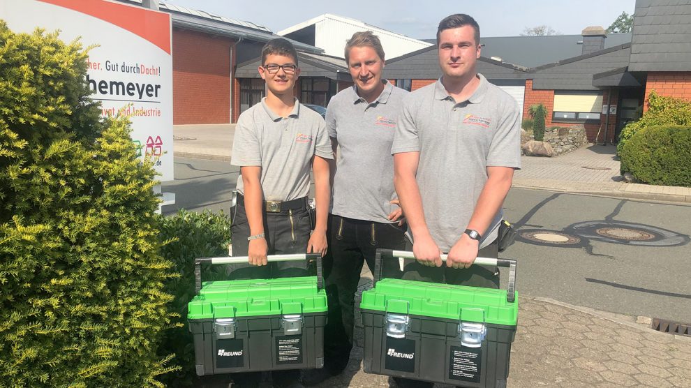 Zum Start überreichte Dachdeckermeister Benjamin Lüdeke (m.) den beiden neuen Hörnschemeyer-Azubis Patrick Schwalenberg (l.) und Lukas Lange (r.) einen hochwertigen Werkzeugkoffer. Foto: Stefan Ast