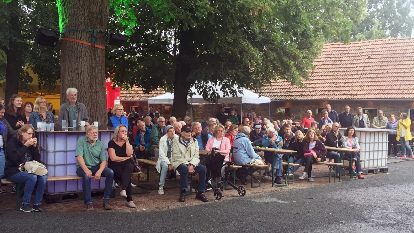 Trotz des schlechten Wetters kamen am Wochenende fast 2000 Menschen auf den Hof Nordmann, um sich zu informieren und unterhalten zu lassen. Foto: Udo Stangier